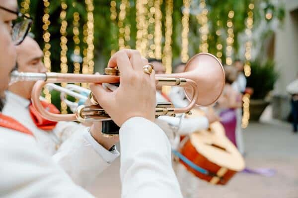 Banda de música tocando la trompeta y tambor en pleno evento.